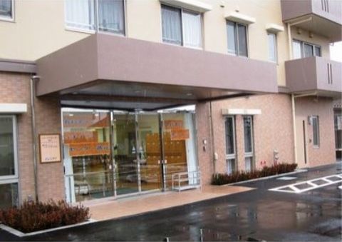 ニチイケアセンター越谷の玄関。ルーフがついているので、お車からの乗降が雨の日でも楽に行なえます。