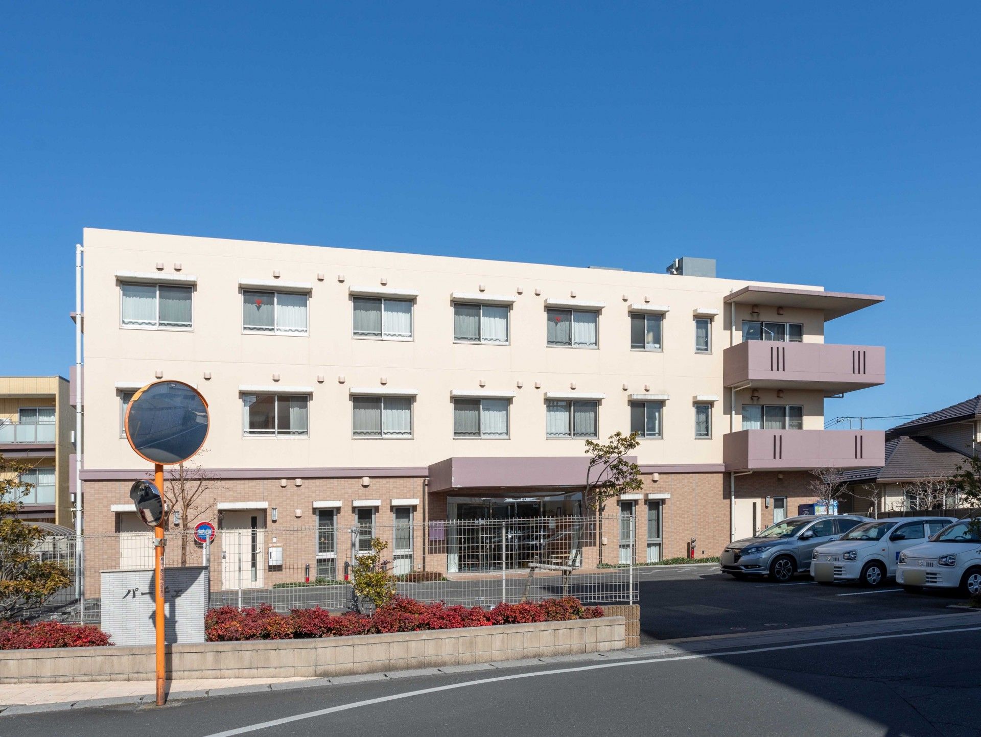 三階建ての建物外観