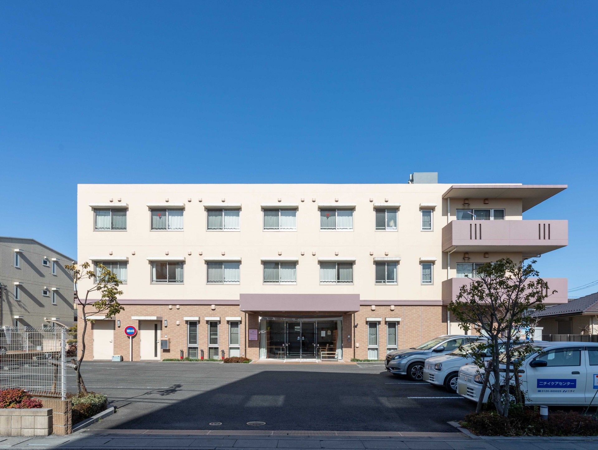 青空の下の建物外観