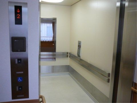 ニチイケアセンター幸手千塚のエレベーター。車いすの方でもお気軽に館内をご利用いただけます。室内には手すりも完備されております。