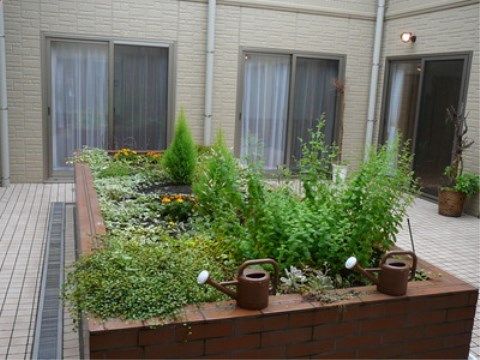 ニチイケアセンター幸手千塚の中庭。日中は日差しが気持ち良い空間となります。おしゃべりやご歓談に最適なコーナーです。