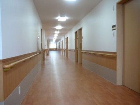 ニチイケアセンター幸手千塚の廊下。広々とした通路幅をもっているので車いすでのご通行が楽に行なえます。