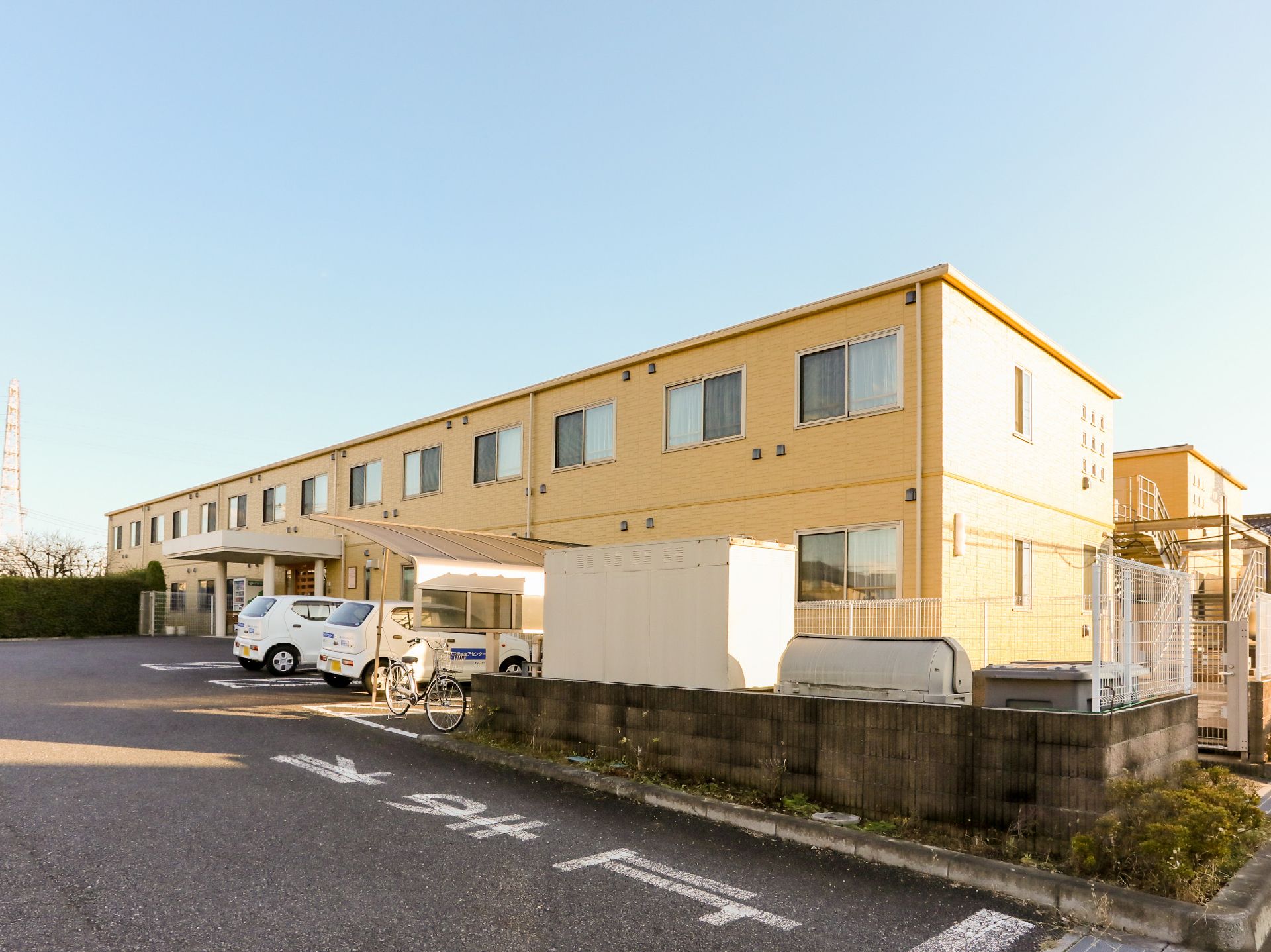 黄色の見た目で横に長い外観