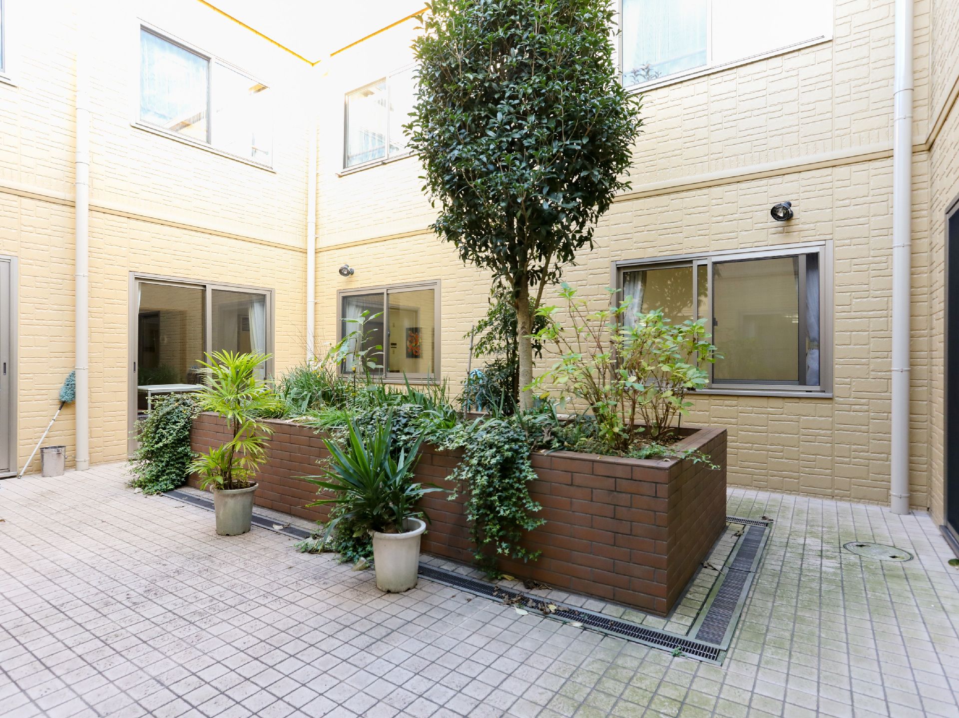 花壇や鉢植えが設置された中庭