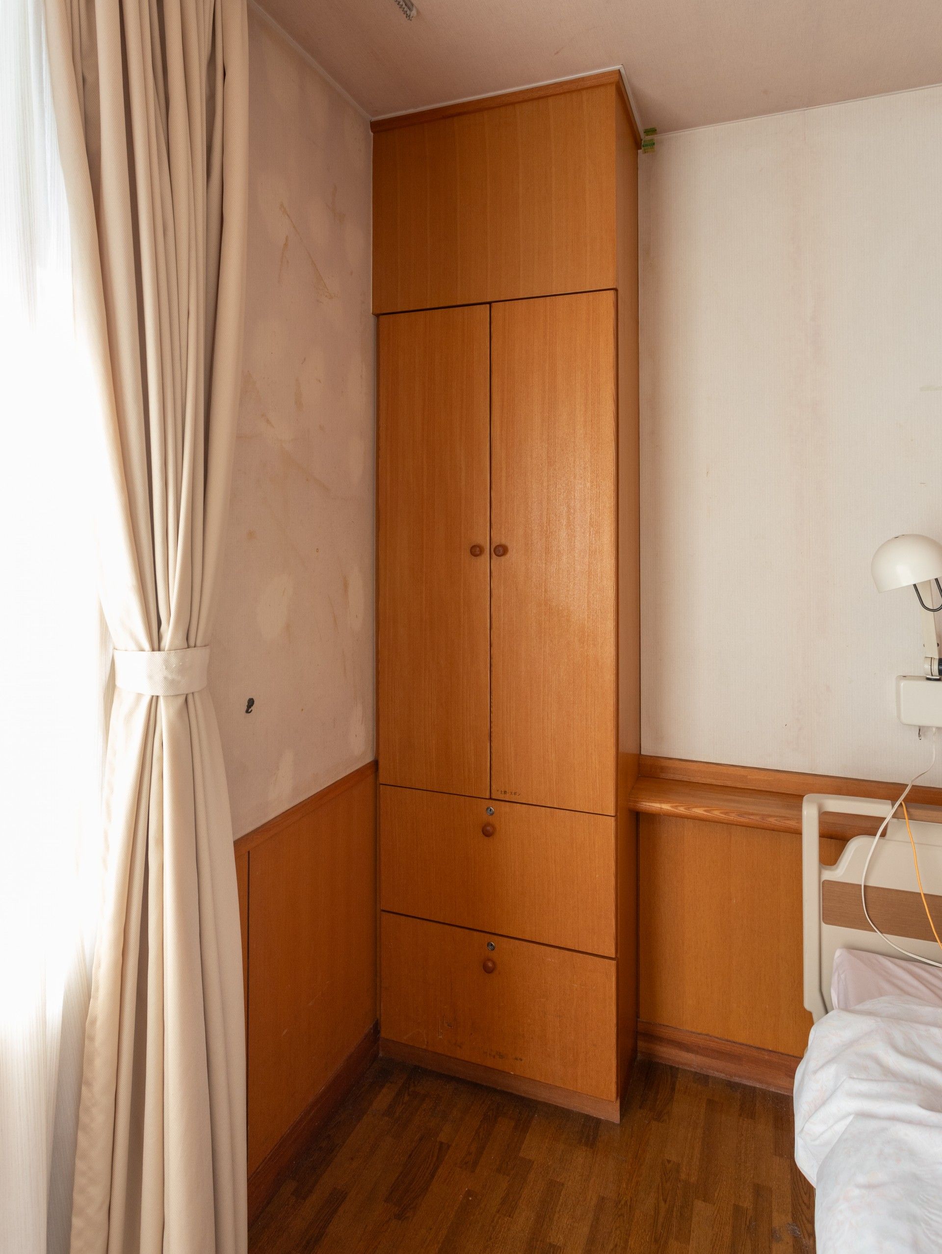 木製収納のある部屋