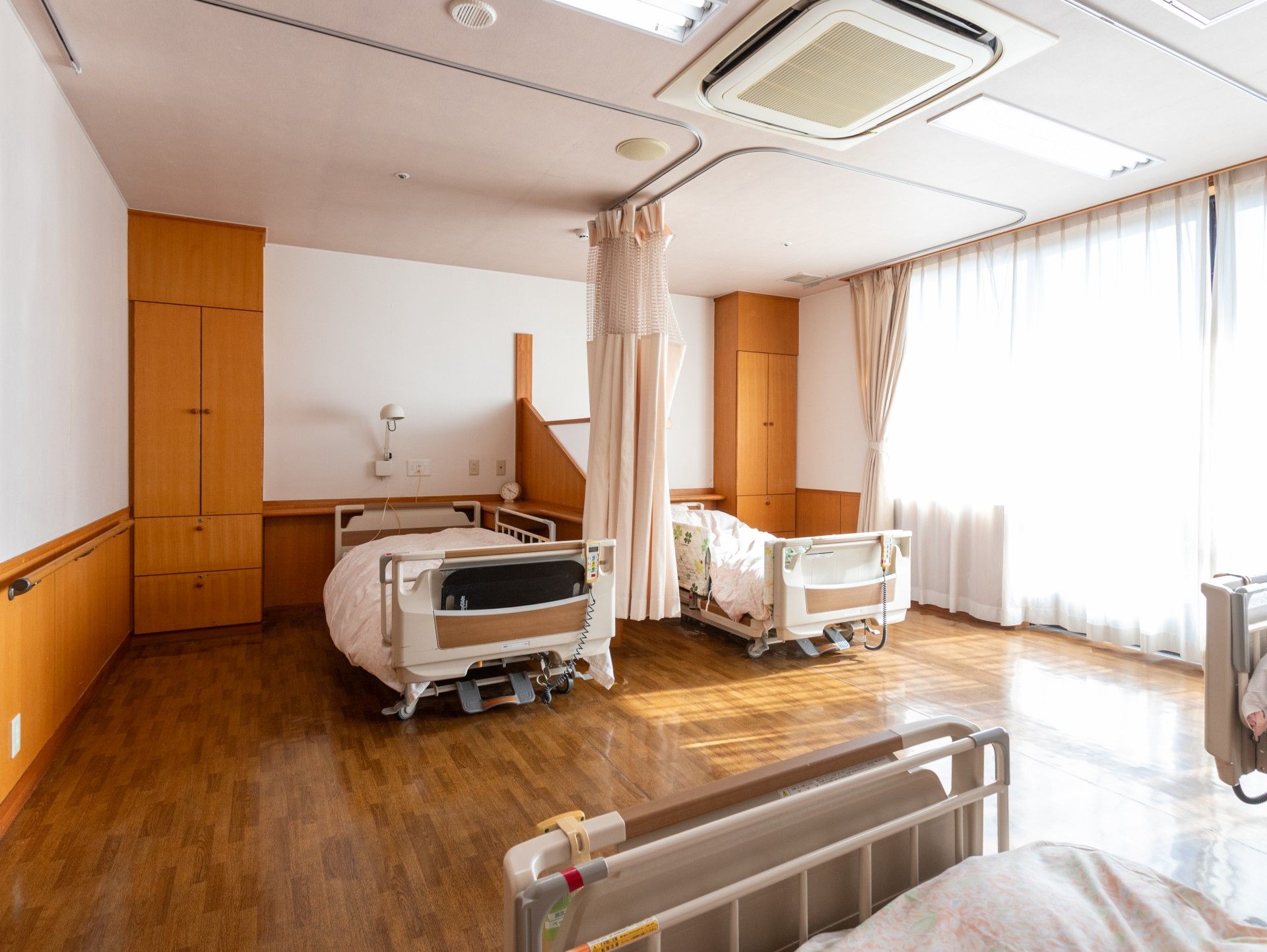 明るい二人部屋