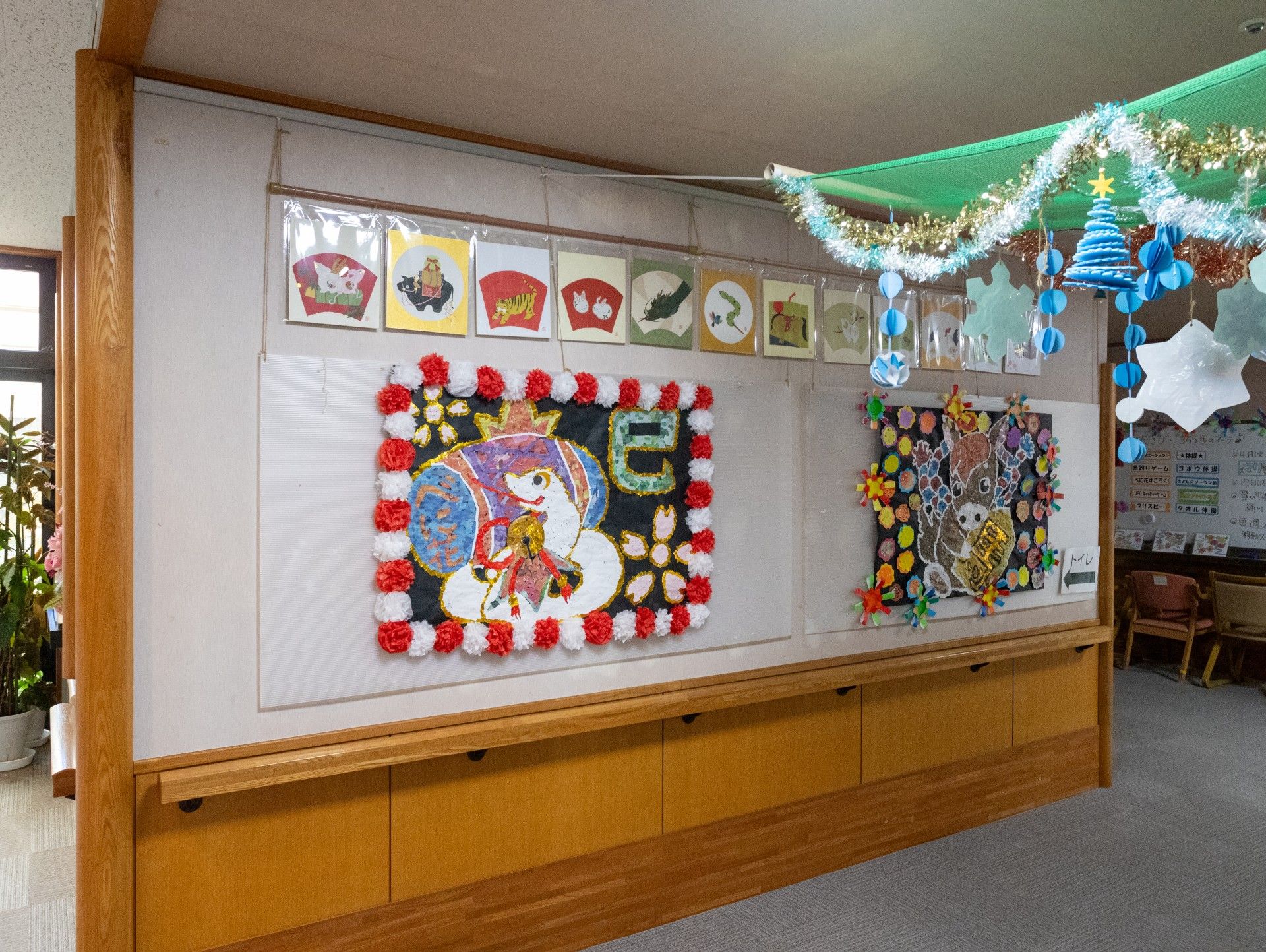 壁の装飾と作品展示