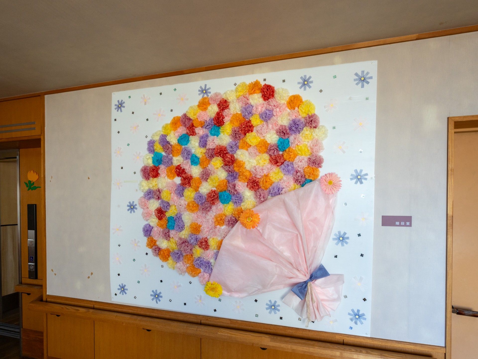 色とりどりの花の壁飾り