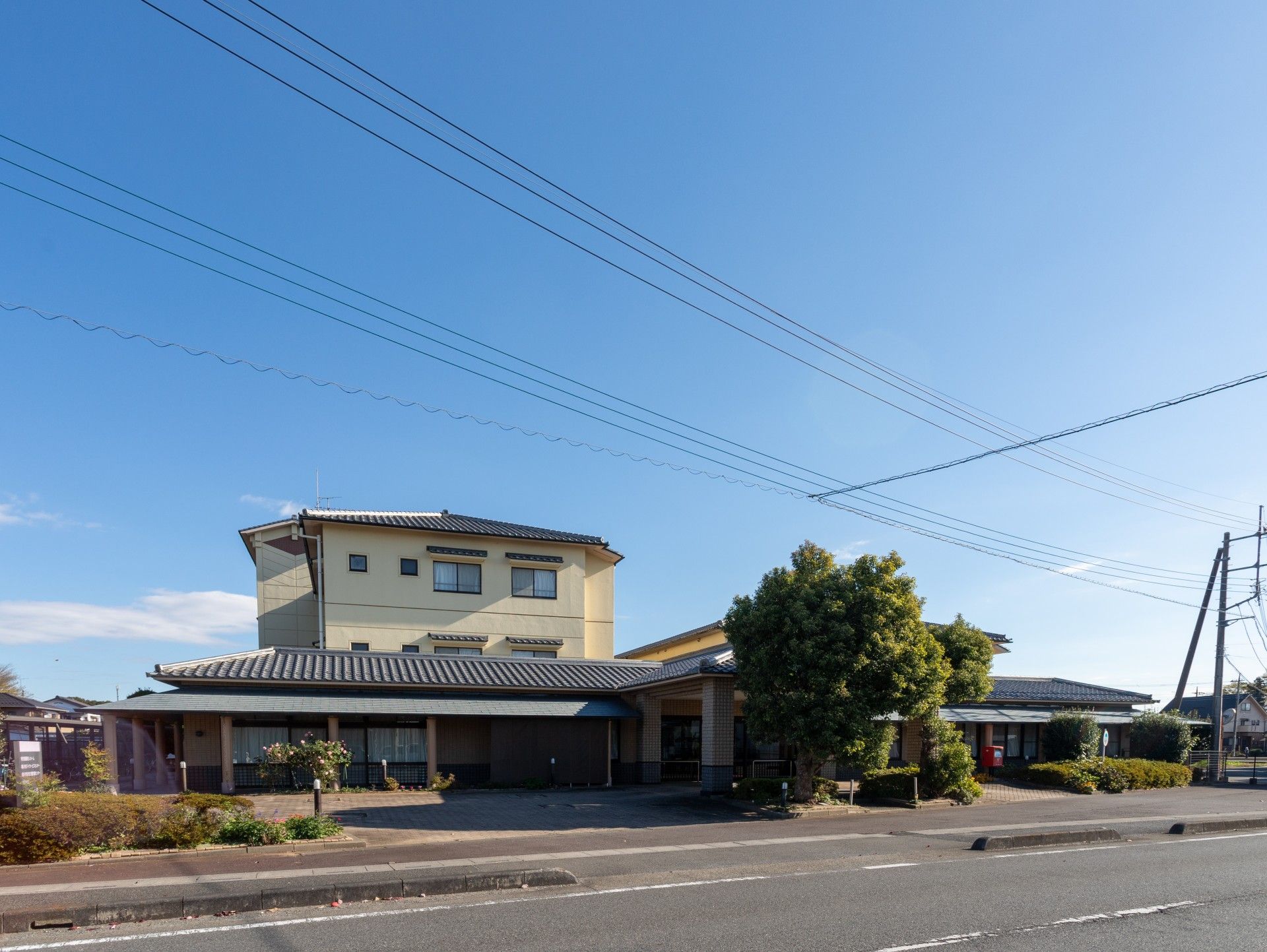 青空の下の建物外観