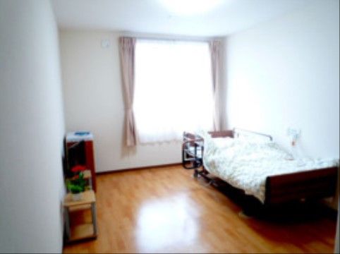ニチイケアセンター所沢上安松の居室。居室を個室とし、毎日を自分らしくお過ごしいただける環境をご用意しております。