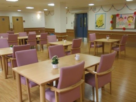 ニチイケアセンター所沢上安松のダイニング。毎日多くの入居者様で大いに賑わってのお食事となっております。