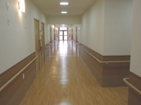 ニチイケアセンター所沢上安松の廊下。車いすでのすれ違いも楽に行っていただける通路幅を確保しております。