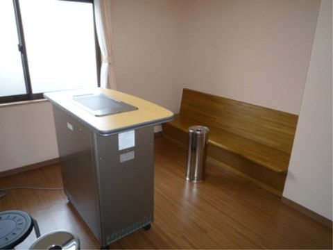 ニチイケアセンター所沢上安松の喫煙室。分煙を採用しておりますので、禁煙者・喫煙者の両者がストレスの少ない環境となっております。