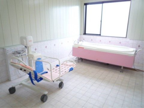 ニチイケアセンター所沢上安の機械浴室。ご負担の少ない浴室環境をご用意しております。快適な入浴をしていただけます。