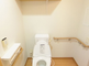 バリアフリーのトイレと洗面所