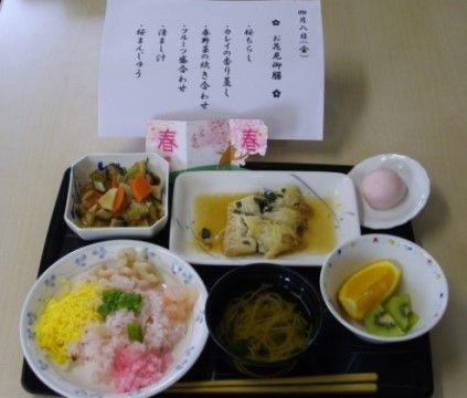ニチイケアセンター稲毛の園の食事。季節に合わせたお食事をご用意しております。毎日楽しみながらお食事をお楽しみいただけます。