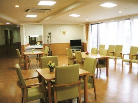 ニチイケアセンター稲毛の園のダイニング。日々沢山の入居者様で賑わっての楽しい、明るいお食事となっております。