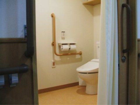ニチイケアセンター稲毛の園のトイレ。居室内に設けられた個人専用トイレとなっております。お気軽にご使用ください。