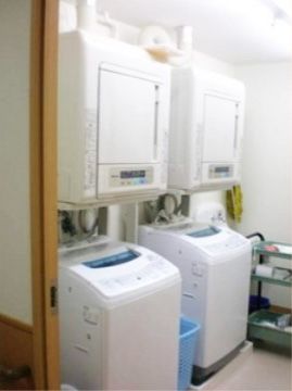 ニチイケアセンター稲毛の園の洗濯室。他人を気にせず、ご自宅のようにお洗濯をお楽しみいただけます。