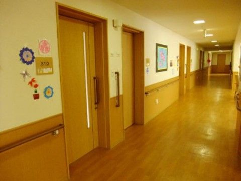 ニチイケアセンター稲毛の園の廊下。車いすでのご通行を楽にしていただける館内環境を整えております。