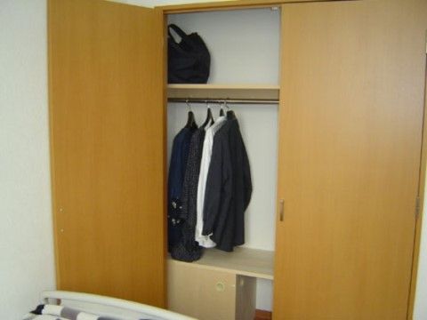 ニチイケアセンター稲毛の園の居室内収納。毎日をより快適にお過ごしいただけるよう、居室内には収納スペースを設けております。