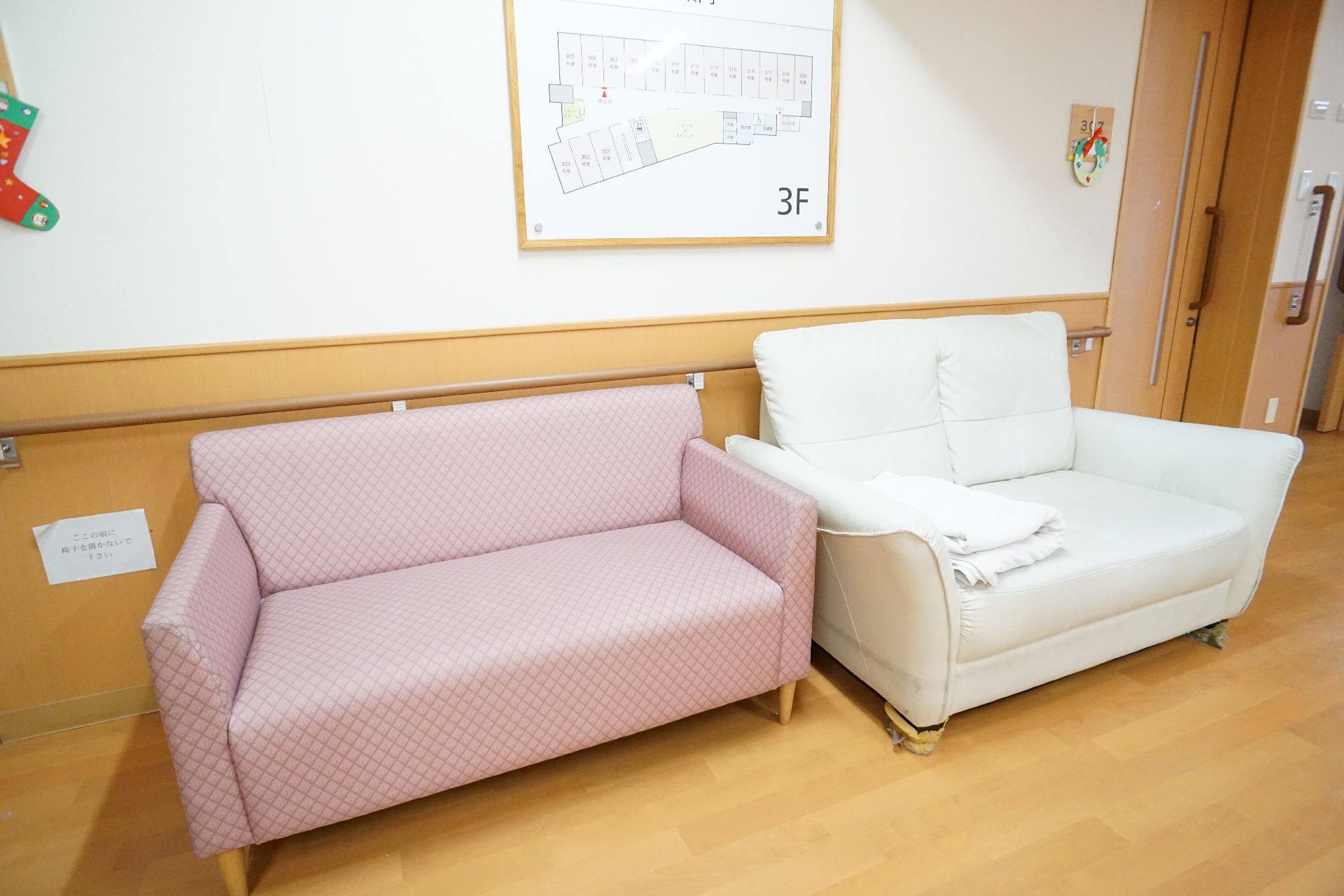 廊下に設置されたソファ