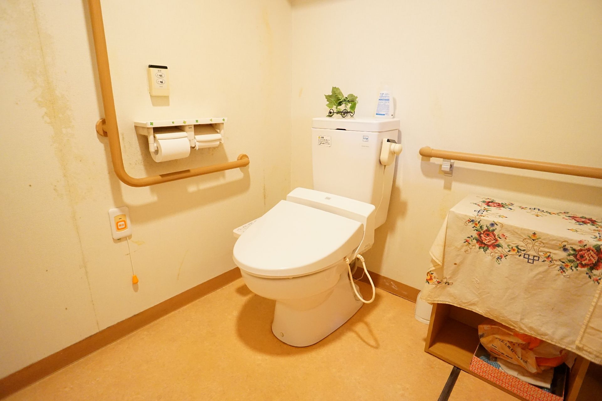 手すりや緊急通報装置が設置されたトイレ