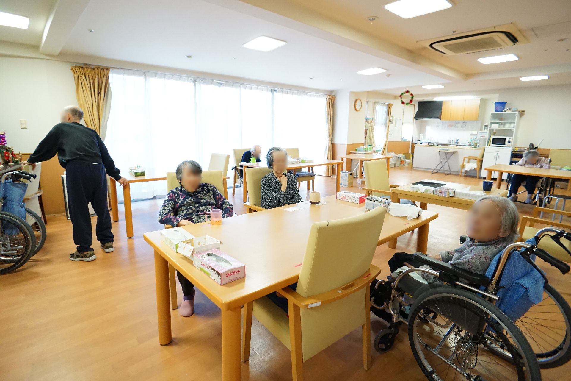 テーブルセットが多数設置された食堂