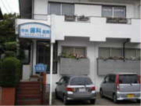 施設のそばのバス通りに歯科医院がある。治療が長引いても徒歩圏内に立地しているので、１人で散歩ついでに通院ができる。