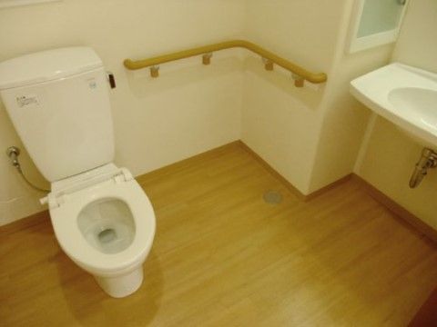 ニチイケアセンター新検見川の居室トイレ・洗面。車いすでもご使用いただけるバリアフリー設計のトイレ・洗面台をご用意しております。
