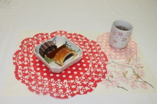ニチイケアセンター新検見川のケーキバイキング。日々のお食事に加え、レクリエーションとしてのお楽しみ食もございます。