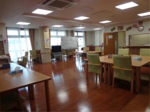 ニチイケアセンター千葉中央のダイニング。日々多くの方々で賑わい、楽しいお食事をしていただいております。