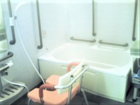 ニチイケアセンター千葉中央の個浴室。プライバシー守りながら入浴をしていただけます。ナースコールも付いておりますので、安心してご入浴をして頂けます。