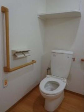 ニチイケアセンター千葉中央の居室トイレ。居室内に設けられた個人専用のトイレとなっております。毎日お気軽にお使い頂けます。