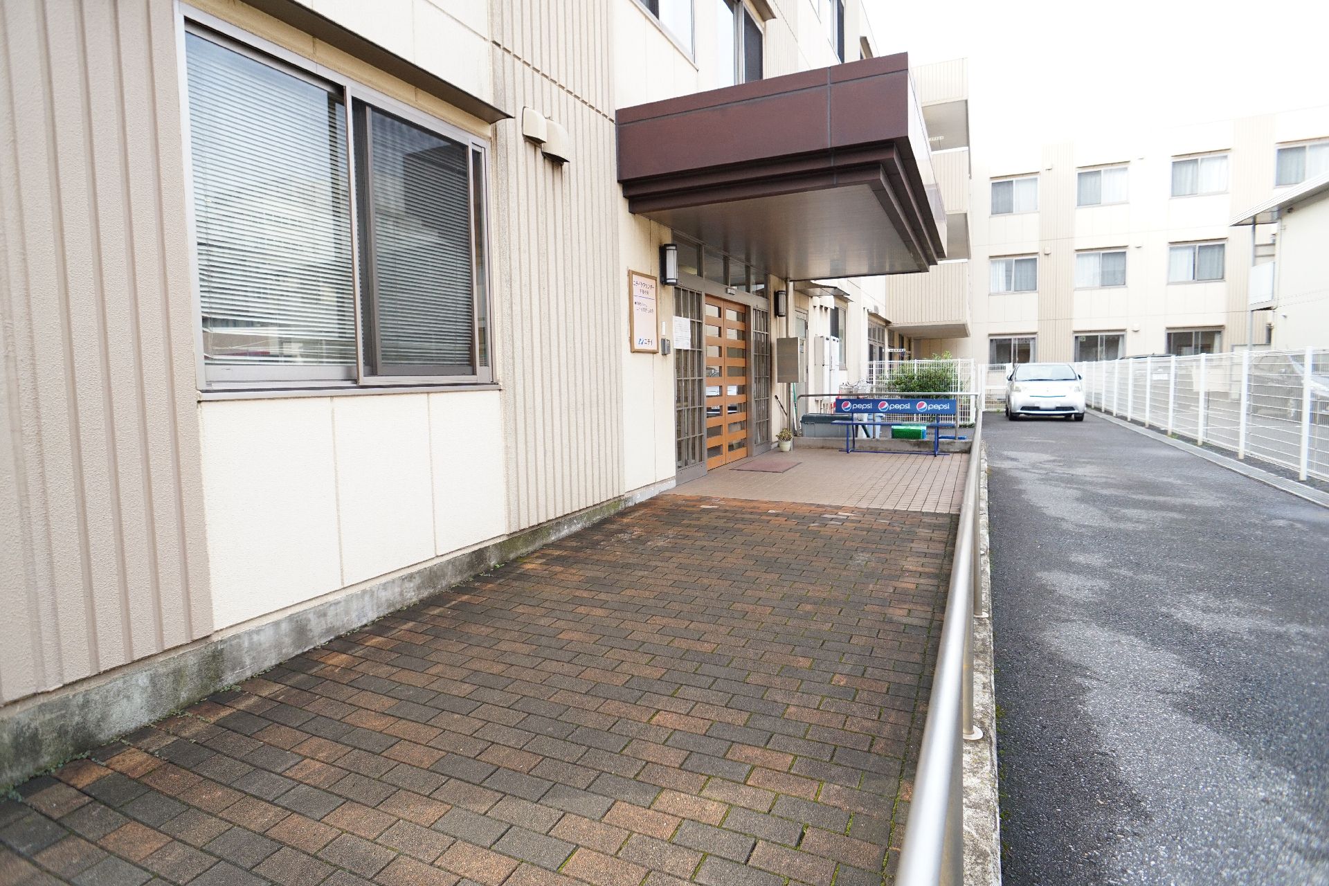 完全にバリアフリー化され、段差なく通行できる玄関口