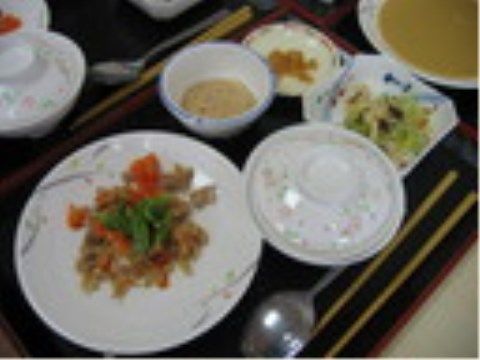 そぼろ肉やにんじんの炒め物、サラダが盛りつけられた食事の一例