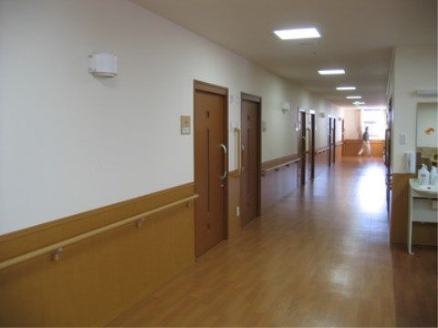 「ニチイケアセンター流山」の廊下。車椅子のすれ違いができるほど、広い廊下になっている。