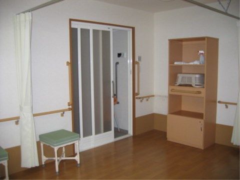 「ニチイケアセンター流山」の浴室・脱衣所。常に清潔感を忘れないようスタッフが、掃除を行い入居者様が不快な気持ちをさせないように整っている。