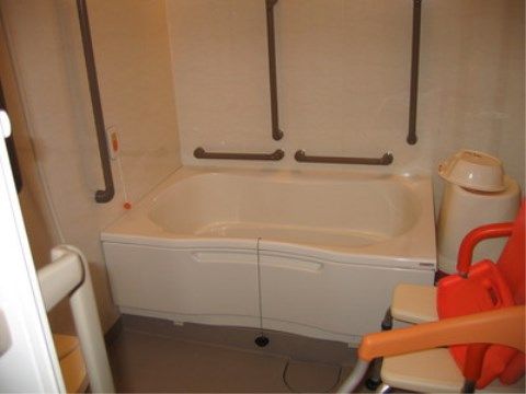 「ニチイケアセンター流山」の浴室。個浴なので、1人でゆったりとリフレッシュ入浴ができる。