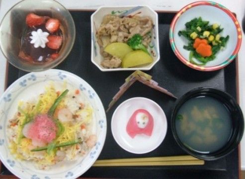「ニチイケアセンター流山」のお食事。ちらし寿司メニューも入っており、季節に合わせたお食事を用意している。