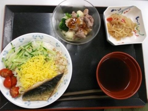 「ニチイケアセンター流山」のお食事。野菜や前菜は、小皿に盛り付けられ食べやすく食材を切っている。