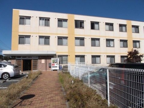 「ニチイケアセンター流山」の外観。3階建ての薄ベージュ色の外観になっており、見つけるのが容易い。