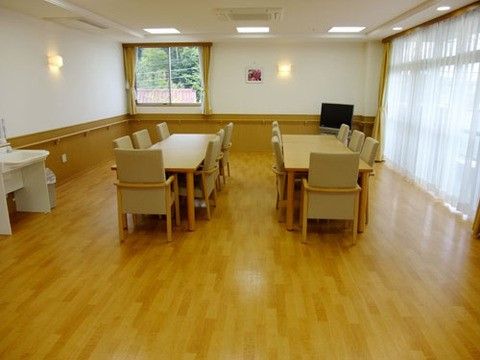 ニチイケアセンター成田のダイニング。日々沢山の入居者様で賑わった、楽しいお食事風景となっております。