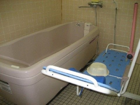 ニチイケアセンター成田の機械浴室。ご負担少なくご入浴いただける充実した浴室環境が揃っております。