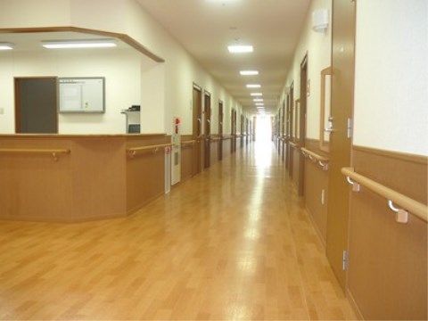 ニチイケアセンター成田の廊下。広々とした廊下では車いすでのすれ違いも安心して行っていただけます。