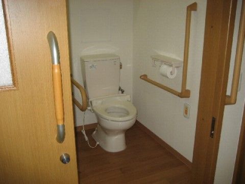 ニチイケアセンター成田の居室トイレ。ご自宅のように、お一人でお使いいただける居室内のトイレです。