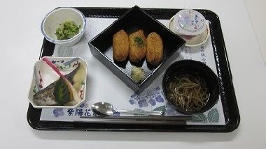 焼き魚の付いたいなり寿司とそばのセット