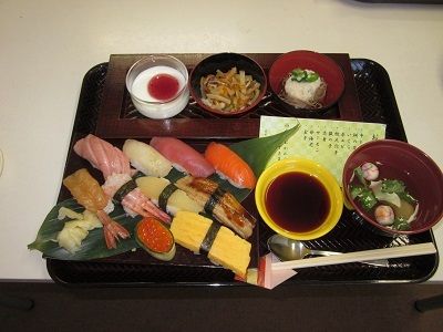 握り寿司と軍艦巻きと吸い物のセット