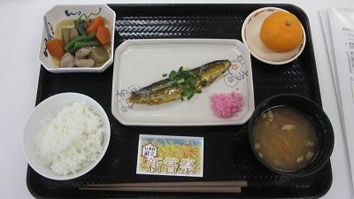 煮魚と筑前煮とご飯と味噌汁、みかんのデザートが付いたメニュー