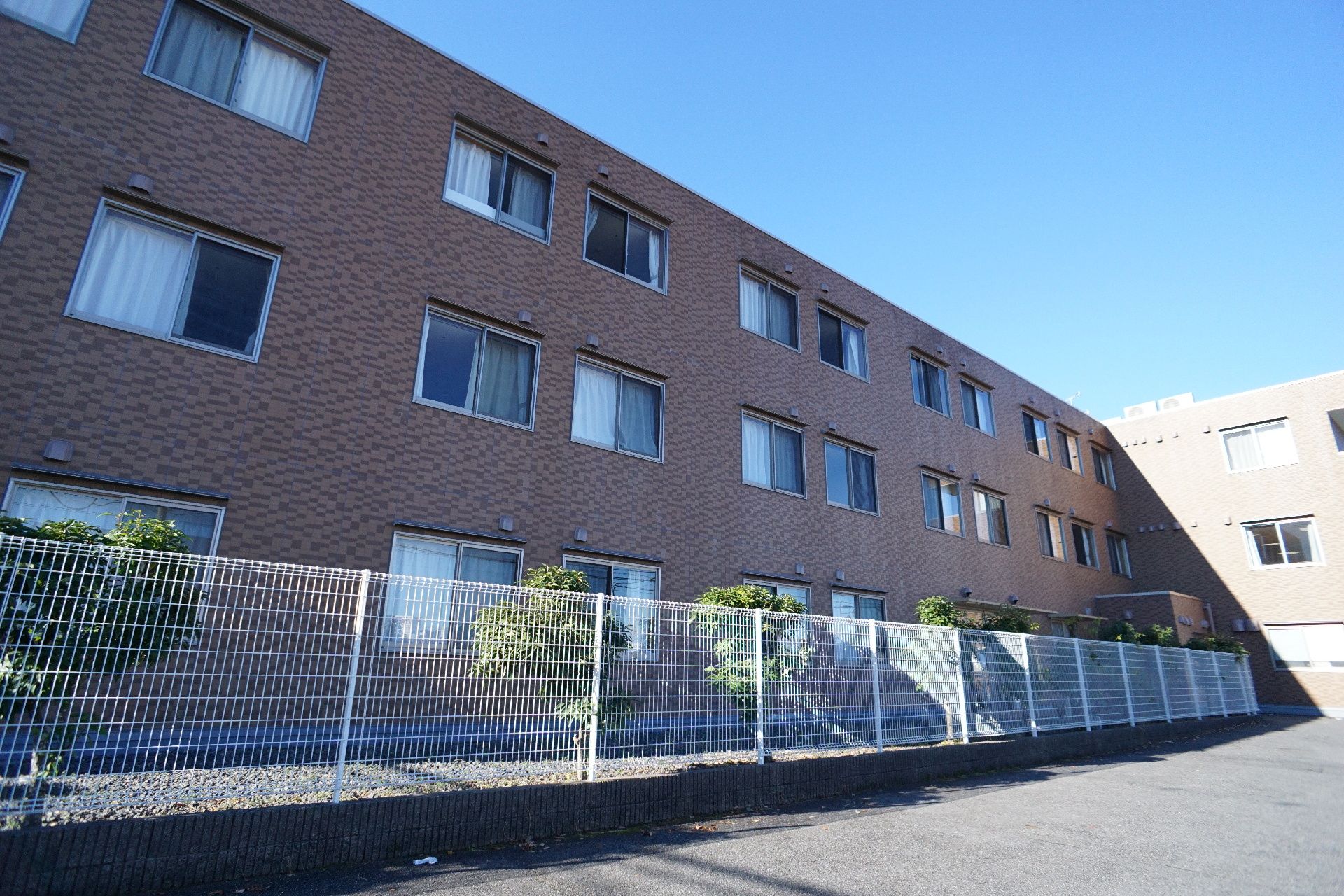 3階建ての介護付き有料老人ホーム
